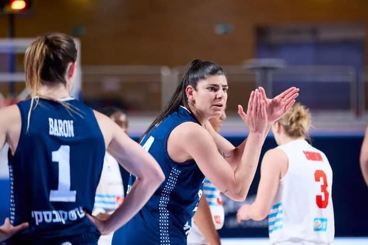 12 נקודות ו-8 ריבאונדים. רבר (צילום: fiba) דניאל רבר נבחרת הנשים