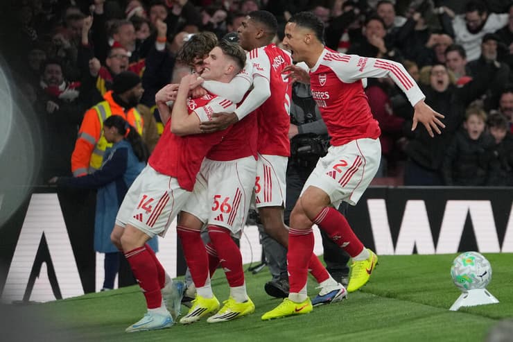 שחקני ארסנל ויוקרש חוגגים (צילום: AP Photo/Kin Cheung) שחקני ארסנל חוגגים