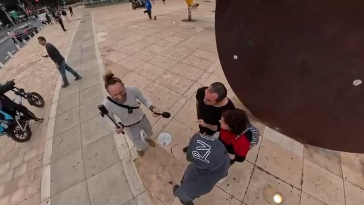 צילום: עפרי איתן פעיל הימין רועי סטר הטריד מפגינה בכיכר הבימה