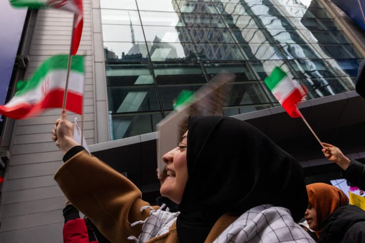  מפגינים נגד המלחמה באיראן בטיימס סקוור