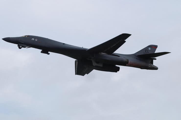 מפציץ B-1B של צבא ארה"ב בבסיס פיירפורד בבריטניה