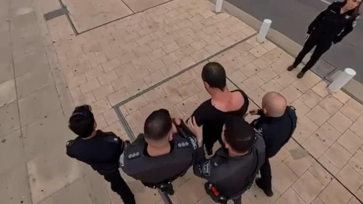 מתוך התיעוד. האזרח שחצץ מעוכב (צילום: עפרי איתן) פעיל הימין רועי סטר הטריד מפגינה בכיכר הבימה