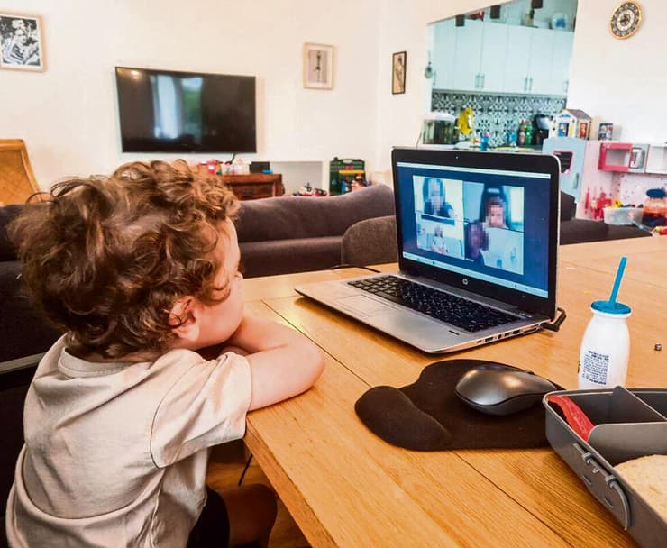 האתגר: לעבוד ולתפעל במקביל את הלמידה מרחוק של הילדים בזום | צילום: רן רימון