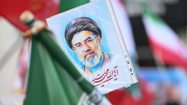 תומכי המשטר ב איראן מניפים תמונות של המנהיג העליון החדש מוג'תבא חמינאי