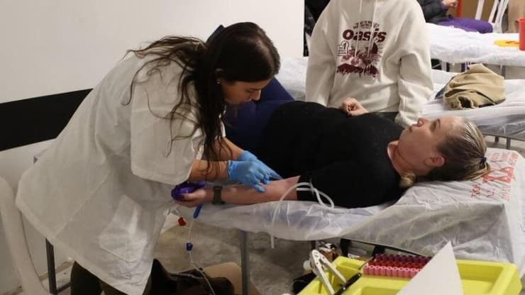 "סוג של שליחות". תושבי רמת גן נענו לקריאה ובאו לתרום בחניון הבניין (צילום: מוטי קמחי) תרומות דם בחניון בניין ברמת גן במסגרת "תוכנית המגדלים" של מד"א