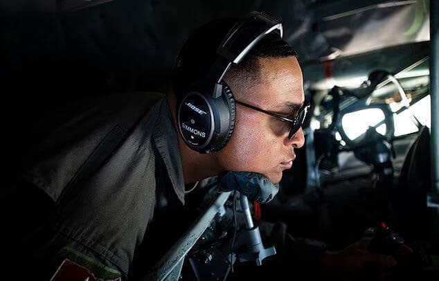 טיילר סימונס. אימו קיוותה שיבחר בדרך אחרת מלחמה איראן צבא ארה"ב התרסקות מטוס תדלוק טיילר סימונס