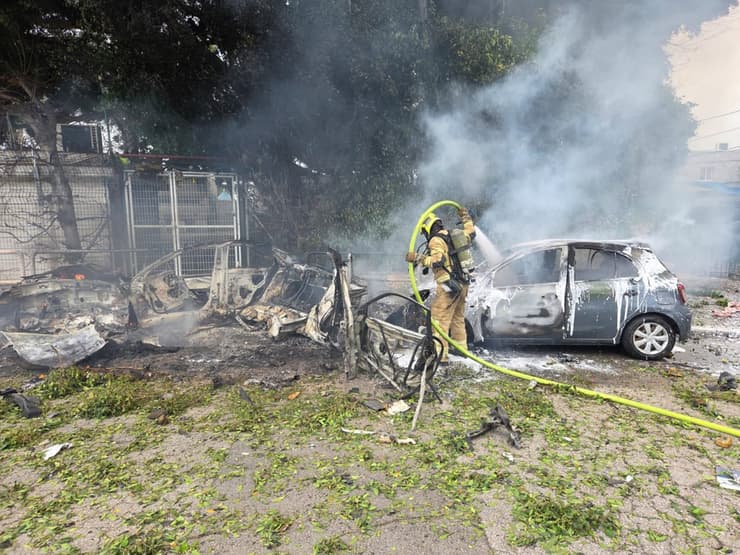צוותי כבאות והצלה טיפלו במספר מוקדי נפילות רסיסים מטיל מצרר בערים: בני ברק, רמת גן ותל אביב