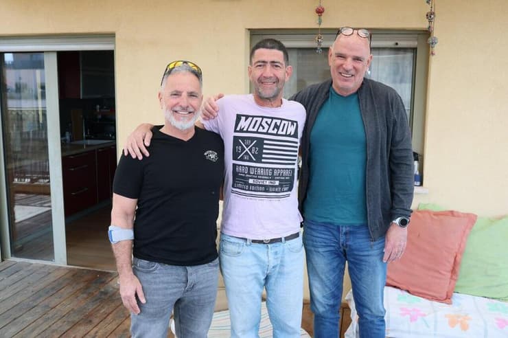 טל עינב (במרכז) במפגש עם ד"ר רוני דוידזון (מימין) ורפי כהן (משמאל) (צילום: עמרי שטיין) טל עינב (במרכז) במפגש עם ד"ר רוני דוידזון (מימין) ורפי כהן (משמאל)