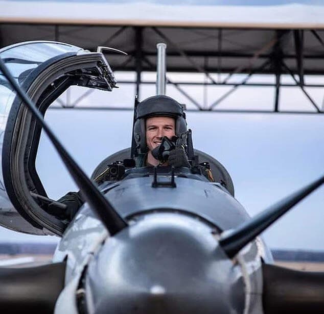 קרטיס אנגסט. קיבל הסמכה ראשונית כטייס מבצעי לפני כשנתיים מלחמה איראן צבא ארה"ב התרסקות מטוס תדלוק קרטיס אנגסט