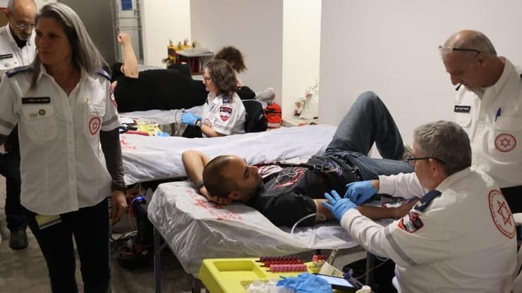 "נגיש ונוח". תרומות דם בחניון בניין ברמת גן במסגרת "תוכנית המגדלים" של מד"א (צילום: מוטי קמחי) תרומות דם בחניון בניין ברמת גן במסגרת "תוכנית המגדלים" של מד"א