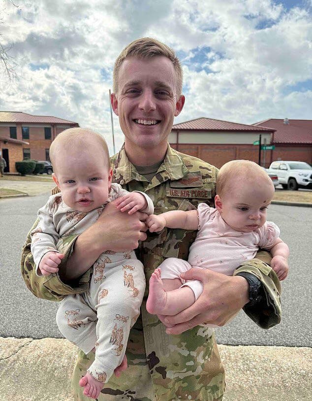 ג'ון אלכס קלינר והתאומים. "יותר מאשר רק חייל" מלחמה איראן צבא ארה"ב התרסקות מטוס תדלוק ג'ון אלכס קלינר ושני ה תאומים שלו נהרג