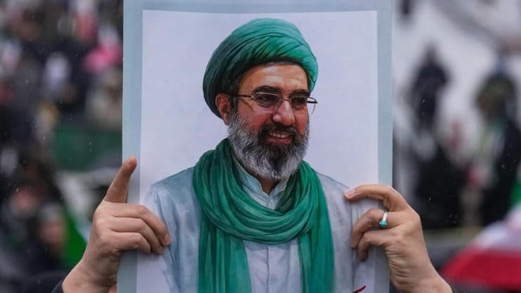 תומכי המשטר ב איראן מניפים תמונות של המנהיג העליון החדש מוג'תבא חמינאי