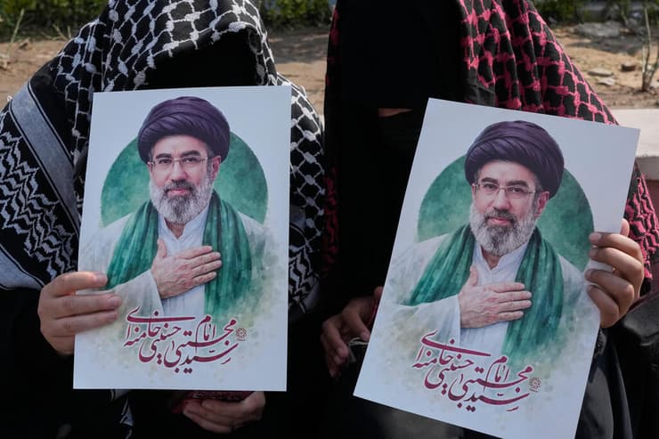 תומכי המשטר ב איראן מניפים תמונות של המנהיג העליון החדש מוג'תבא חמינאי