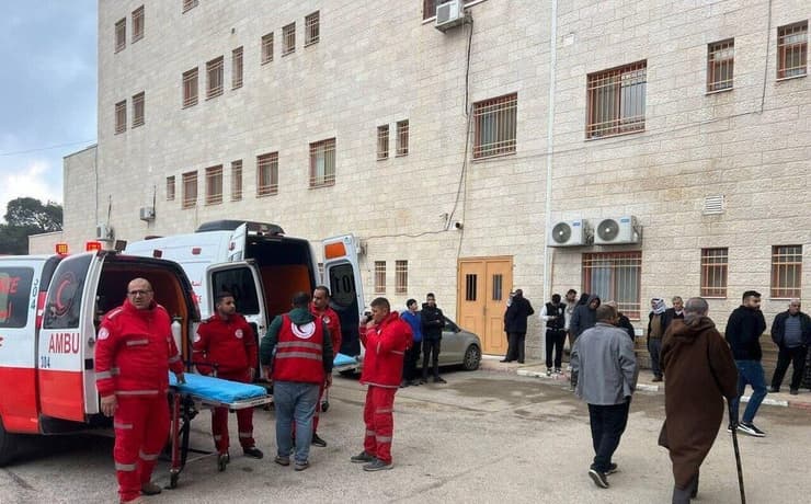 ממתינים להעברת גופותיהם של ארבעת ההרוגים לקבורה, היום היערכות להעברת גופותיהם של ארבעת ההרוגים ממשפחת בני עודה