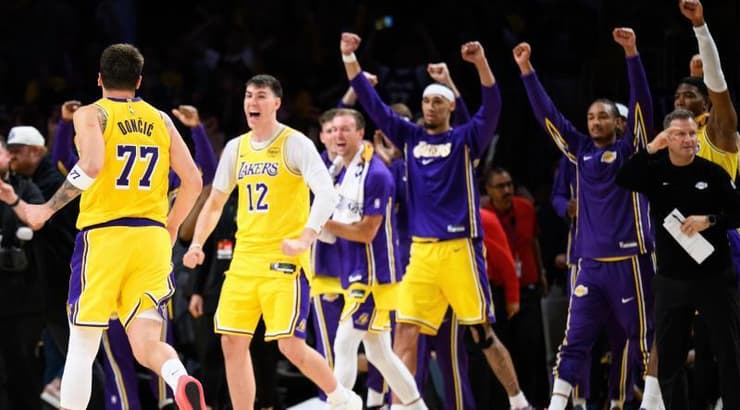 שחקני לוס אנג'לס לייקרס חוגגים (רויטרס) שחקני לוס אנג'לס לייקרס חוגגים