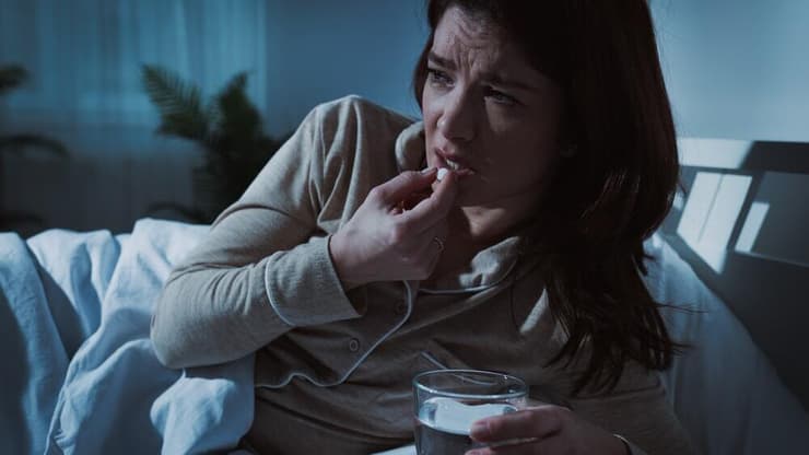 בתקופות של מתח ביטחוני מתמשך רבים חווים דריכות, מחשבות טורדניות וקשיי שינה (צילום: Shutterstock) כדור נגד חרדה, כדור שינה