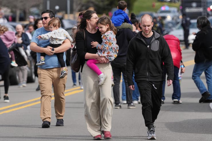 הורים לוקחים את ילדיהם מהמתחם (צילום: AP Photo/Paul Sancya) הורים לוקחים את ילדיהם מהמתחם