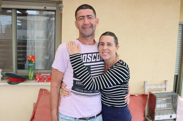 "הם הצילו לו את החיים, הוא לא היה שורד בלעדיהם". טל עינב ואשתו פראוקיה (צילום: עמרי שטיין) טל עינב, שניצל בעקבות דום לב בדקות הראשונות של המלחמה, ואשתו פראוקיה