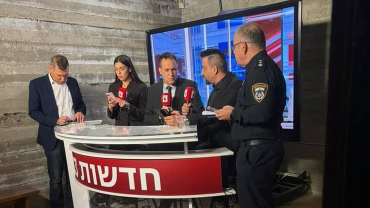 האולפן של חדשות 13 במקלט האולפן של חדשות 13 במקלט