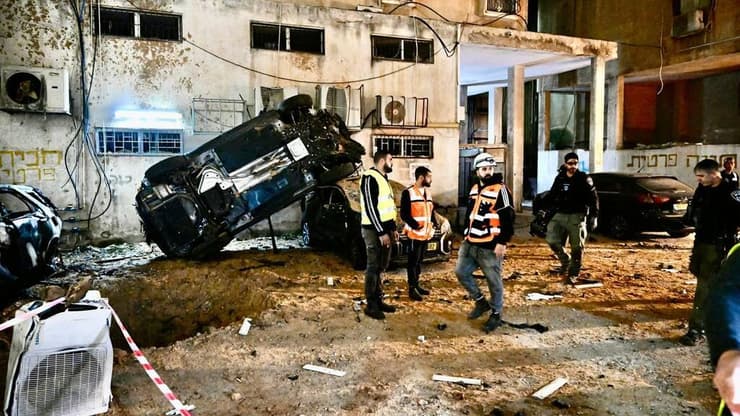 רכב הפוך בזירת הנפילה בחולון