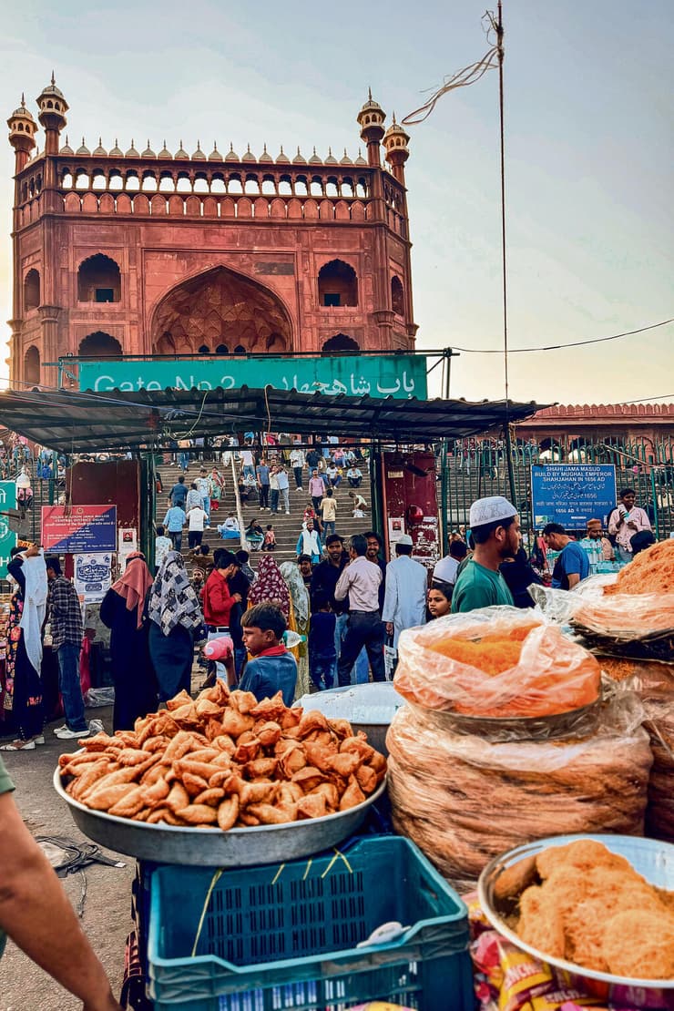 רוכל מוכר סמוסהליד ג'אמה מסג'יד בדלהי (צילום: רותי רוסו) רוכל מוכר סמוסה ליד ג'אמה מסג'יד בדלהי