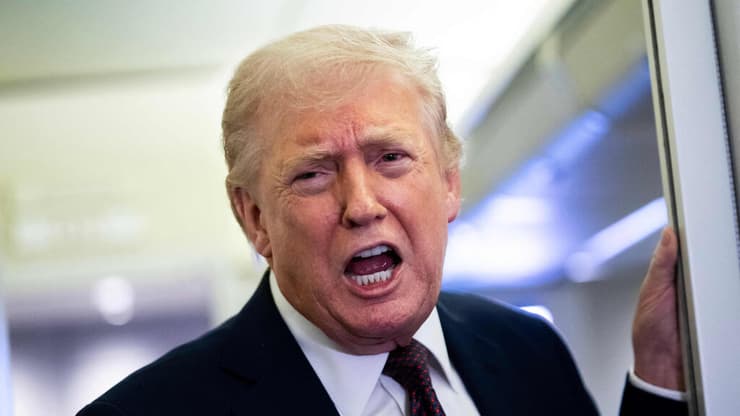 נשיא ארה"ב טראמפ משוחח עם כתבים במטוס אייר פורס 1