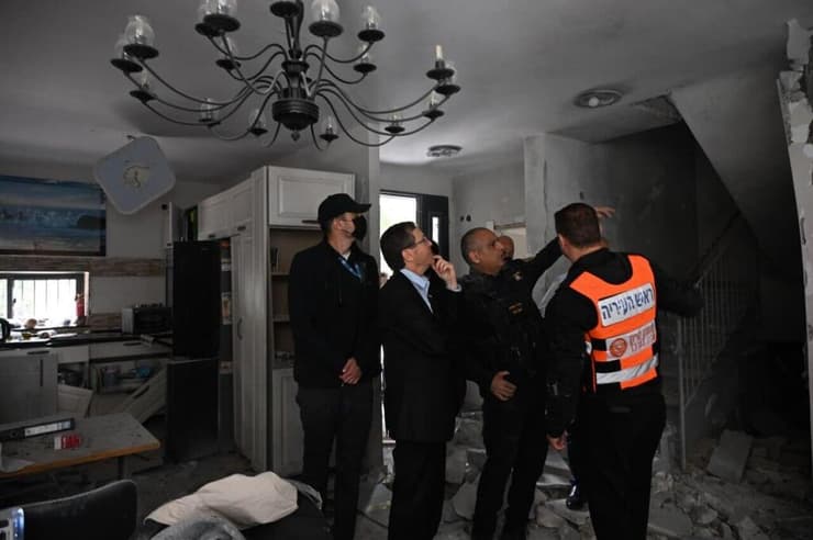 הנשיא מבקר בבית שנפגע בראשון לציון
