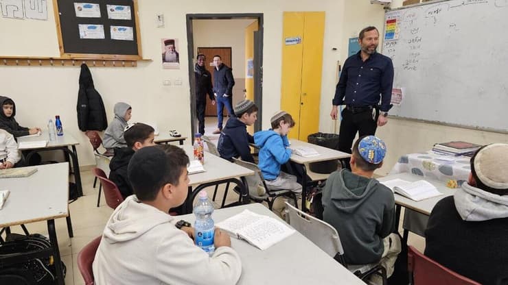 מבקשים להעניק יציבות. תלמידים שחזרו לבית הספר במבצע שאגת הארי (צילום: דוברות בנימין) חוזרים לשגרת לימודים בבנימין