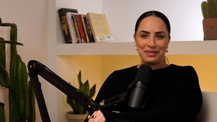 "המשימה של גיל ההתבגרות היא להבין מי אני". אפרת לקט, אמא מאמנת בפודקאסט "הורות באמת" (קרדיט: אולפני bizi) "הורות באמת" - אפרת לקט - פודקאסט