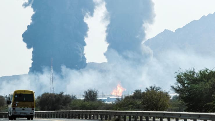 עשן עולה בפוג'יירה שבאיחוד האמירויות לאחר תקיפה איראנית