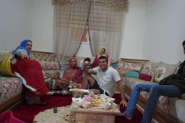 מתארח בבית משפחה בפקיסטן