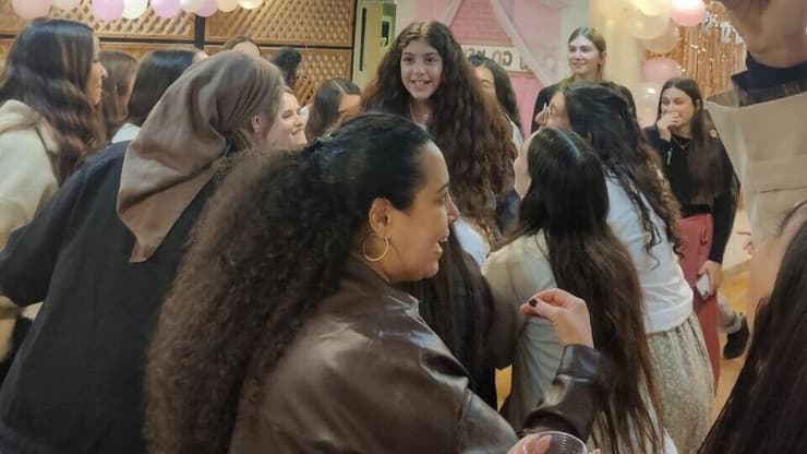 לירז ומתנדבות שהגיעו לשמח אותה באירוע בת המצווה    