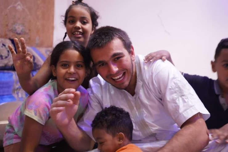 ״חי עם זרים״