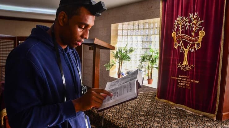 מייקל אלכסנדר שפירא מתפלל. "האמונה היא העוגן שלי" מייקל אלכסנדר שפירא מתפלל