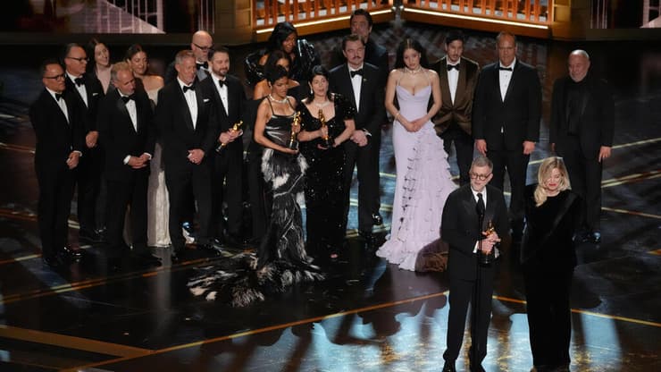 פול תומאס אנדרסון (משמאל למטה) וצוותו 