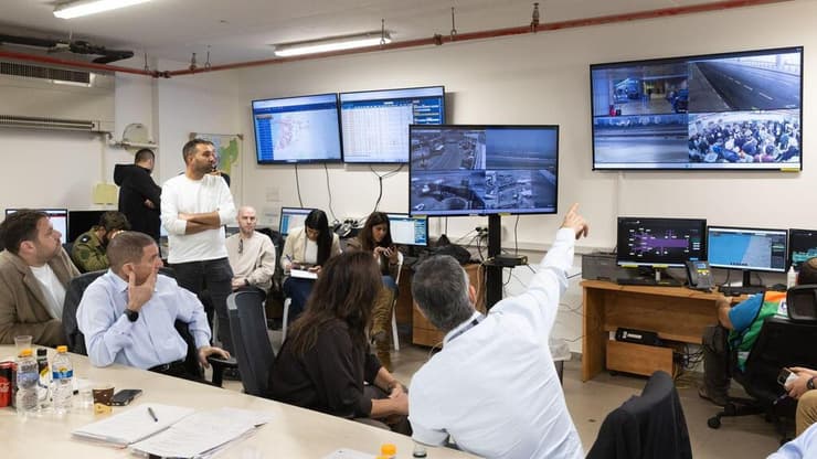 דיונים בלתי נגמרים בחדר השליטה (צילום: רשות שדות התעופה) נתב"ג בזמן מלחמה