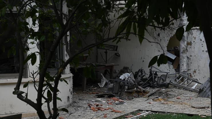 נפילת רסיס בחצר בית בשוהם