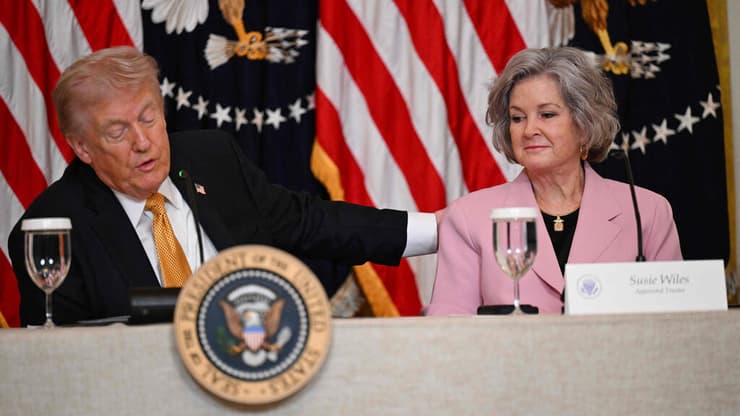 ראש הסגל של הבית הלבן סוזי וויילס מקבלת טפיחה על השכם מהנשיא טראמפ לאחר שאובחנה עם סרטן השד