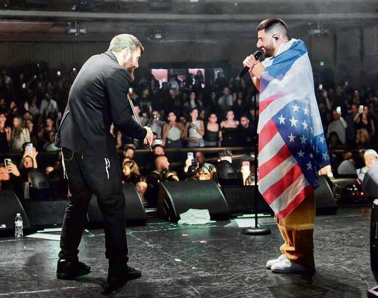 עדן חסון עטוף בדגלי ישראל וארצות־הברית במיאמי