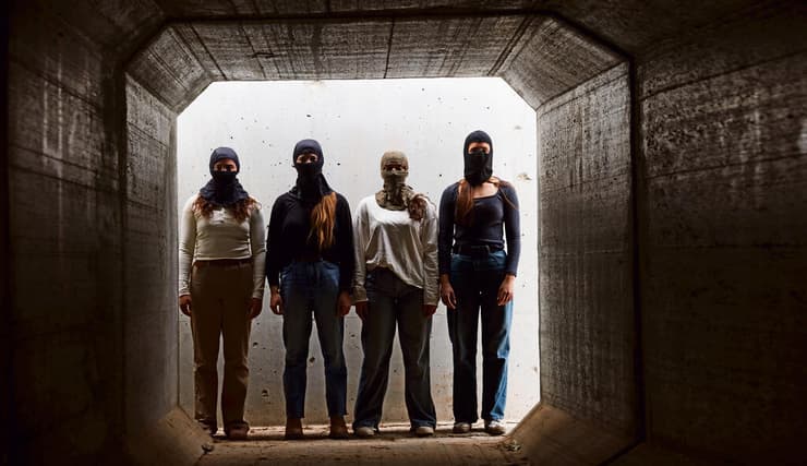 מימין לשמאל: “ענת", “מאיה", סגן ר’ ו"אורלי". “החברים כבר למדו לא לשאול על השירות"