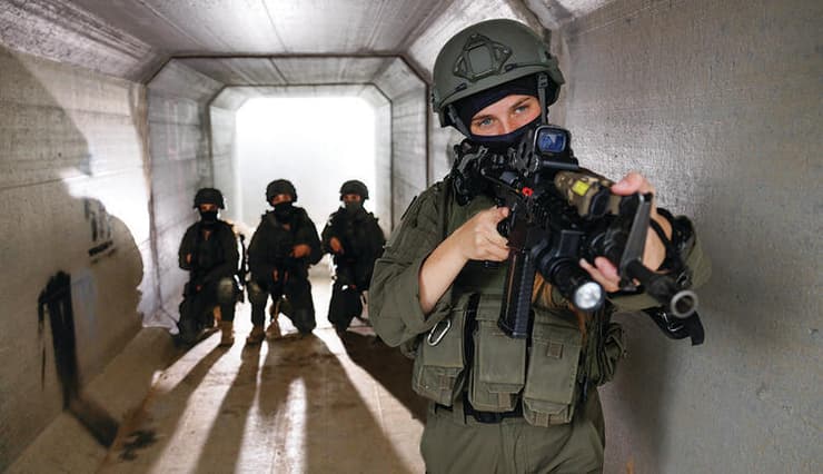 המפק"צית ר' והלוחמות שלה. “שברנו את תקרת הזכוכית"