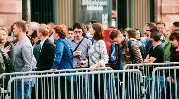 כבר לא מגניב, האמת. תור ענק לרכישת אייפון חדש