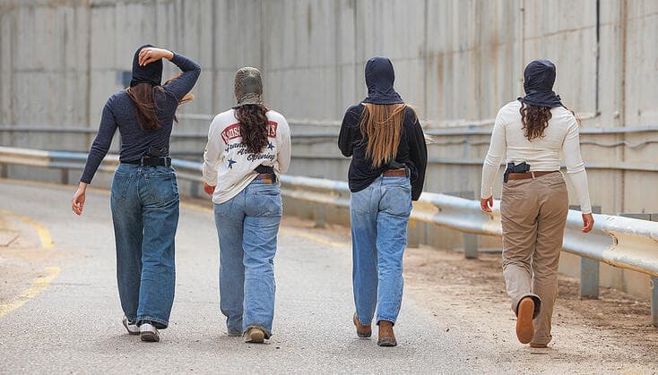 מימין לשמאל: “אורלי", סגן ר', “מאיה" ו"ענת". “אנחנו פה, באנו לעשות היסטוריה"