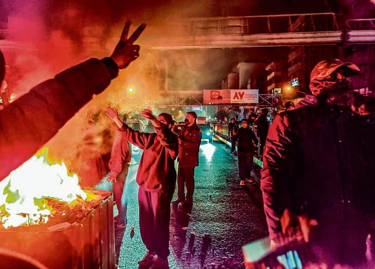 הפגנות מחאה באיראן, בינואר  האחרון. "אסור לטראמפ  לעזוב עכשיו"