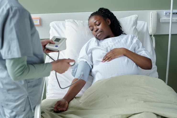 אמריקאית ממוצא אפריקאי בחדר לידה
