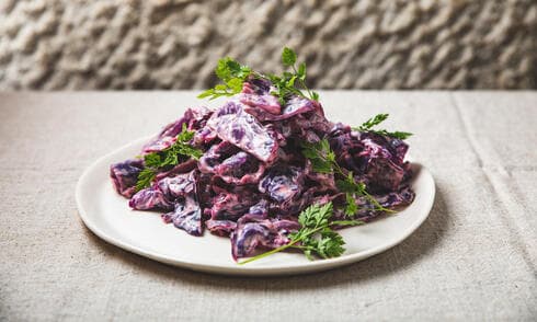 סלט כרוב סגול חרוך עם איולי חזרת