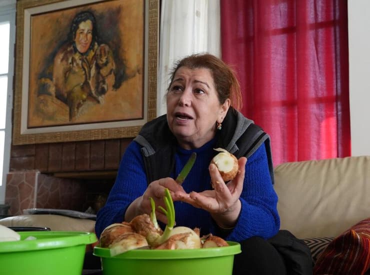 אורה חתן משתולה מבשלת. "הלוחמים - כמו הבנים שלי" (צילום: אפי שריר ) אורה חתן, תושבת שתולה