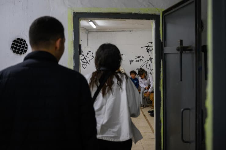 אנשים נכנסים למקלט בתל אביב