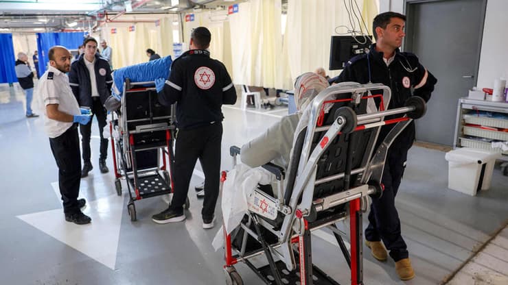 העברת חולים לשיבא בידי מד"א במהלך מבצע שאגת הארי