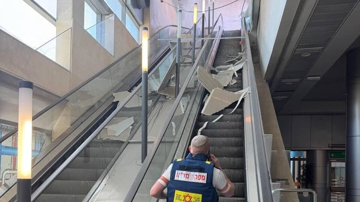 נזק בתחנת רכבת בחולון (צילום: קובי קואנקס ) פגיעה ישירה בתחנת רכבת בחולון